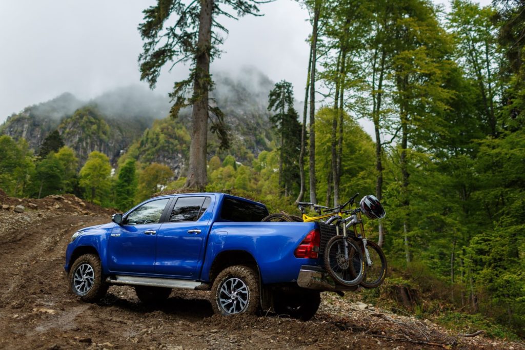 toyota hilux на бездорожье