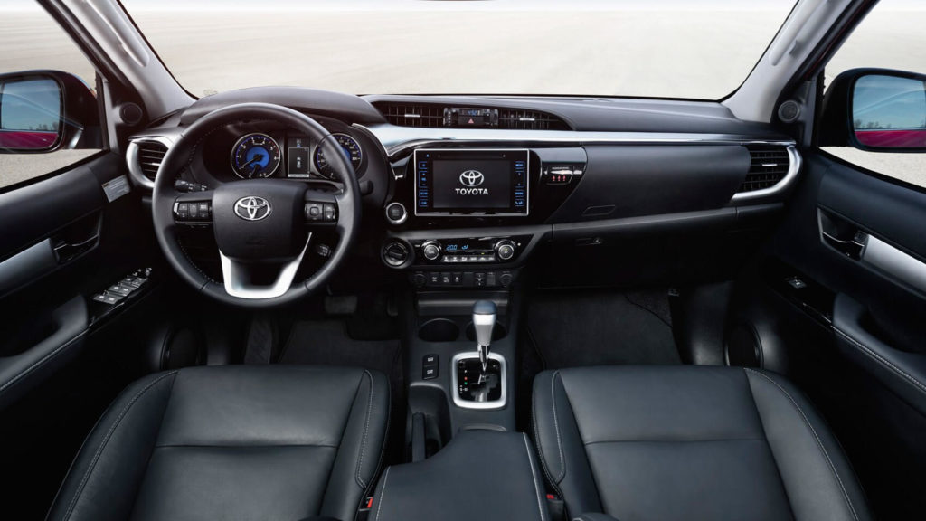 Место водителя Toyota Hilux
